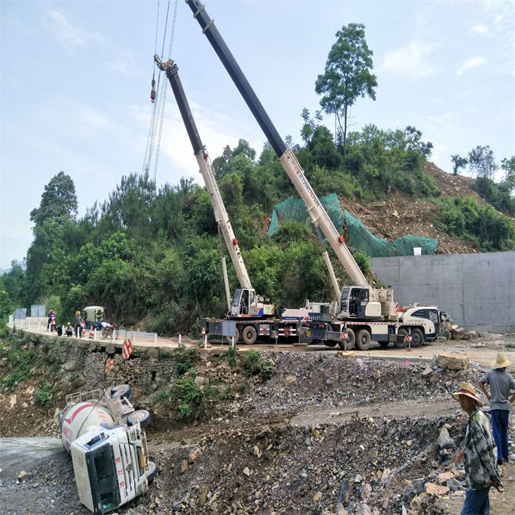 遂川县汽车掉沟里叫吊车救援要多少钱